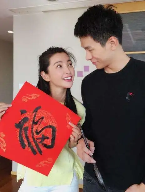47岁李冰冰与30岁男友吻别,穿短裙仍似少女,难怪恋爱不结婚