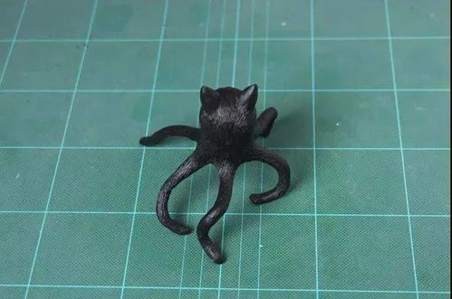 特意按猫的形状做了手办,可猫很不满意见到就咬
