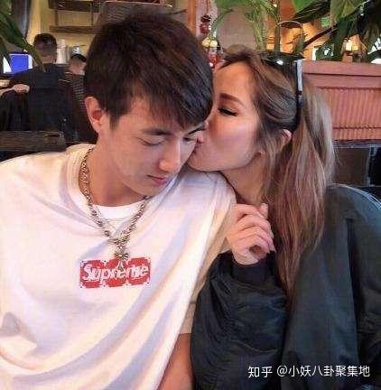 同40多岁,吴佩慈生4胎嫁不进豪门,而她从不结婚,只爱儿子大小的人