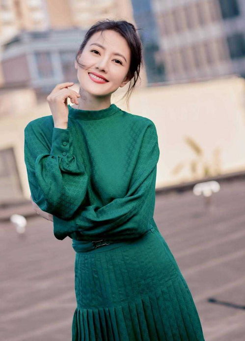 高圆圆才是中年女性标杆,一身绿色优雅知性,40岁女性学学