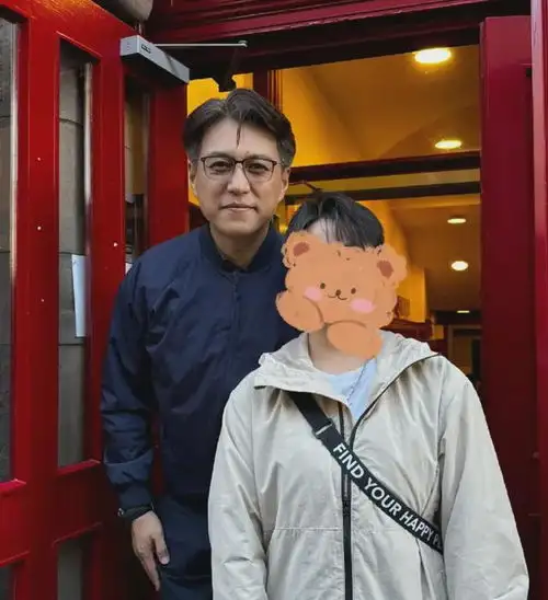 靳东这么显老了,近照看他头上有很多白头发,看起来特别的显老