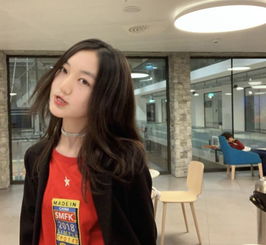 王菲女儿李嫣,再度公开自己的留学照片,化妆后像变了一个人