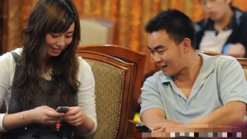 53岁阿姨哭诉男同事追求我2年,我提出3个条件后,他骂我不要脸