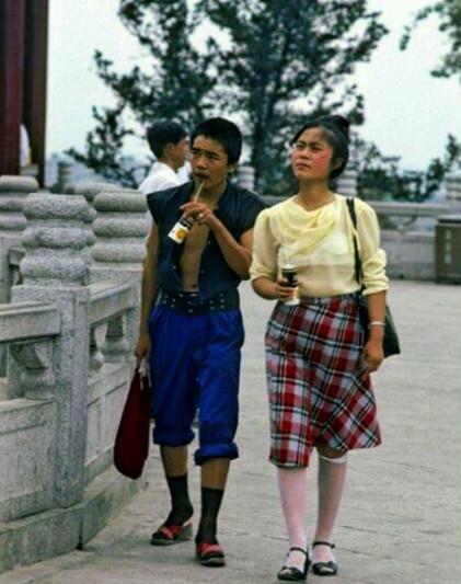 80年代中国老照片,男女恋爱约会的真实场景,喝汽水吃火锅
