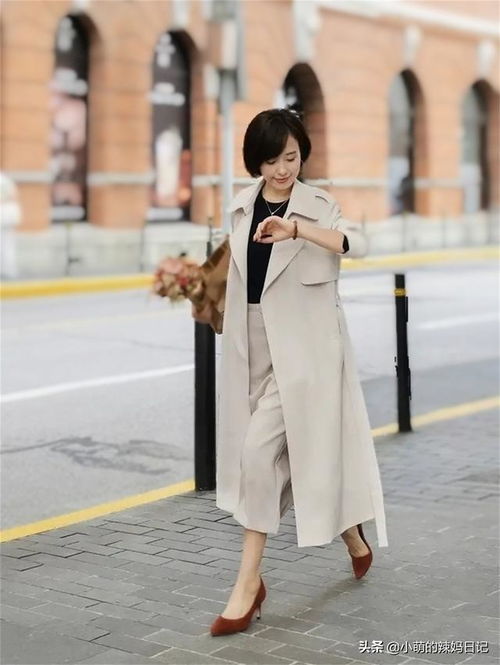 这才是50岁女人该有的打扮风衣烟管裤,优雅显瘦好有气质