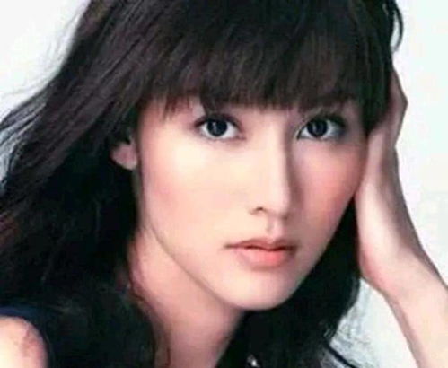 50岁最美港姐发素颜自拍被群嘲不是美人迟暮,是根本不必装年轻