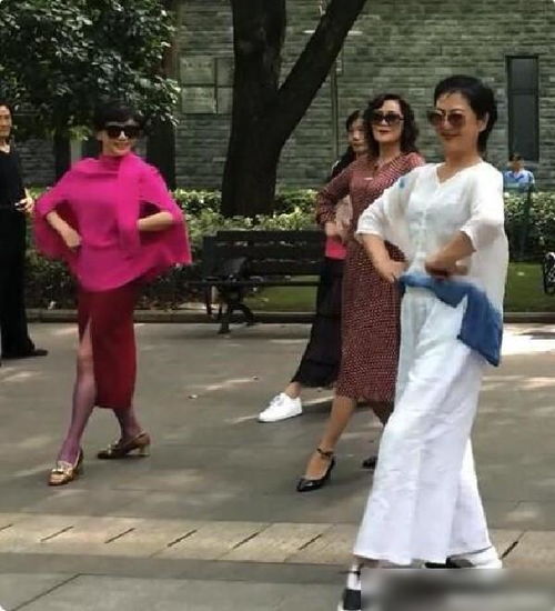 刘嘉玲现身公园跳广场舞,无人认出,还被大叔提醒走位