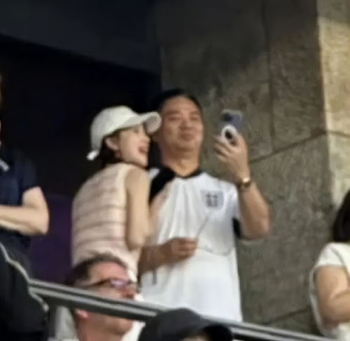 50岁刘强东欧洲看球章泽天小鸟依人爱撒娇,一旁马云独显落寞