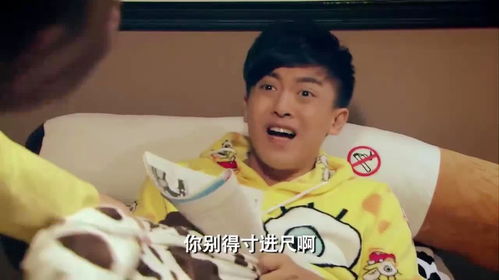 爱情公寓4洪七爷见张伟看杂志,也凑热闹看,张伟气的闷头大睡