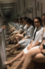 搞笑gif趣图妹子是这样睡觉的,动作很到位,一气呵成