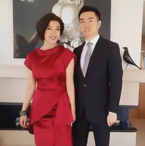 曝73岁刘晓庆四度离婚,目前交往8个男朋友,聊天内容更是炸裂