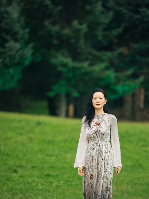 微胖女人怎么穿学习51岁咏梅的二八法则,优雅知性