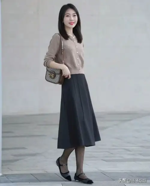 短衫奶奶裙最适合中年女人的春装舒适百搭,又优雅好看