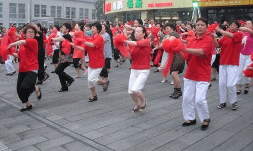 不堪忍受广场舞大妈,男子开车上广场,网友保险可不赔的