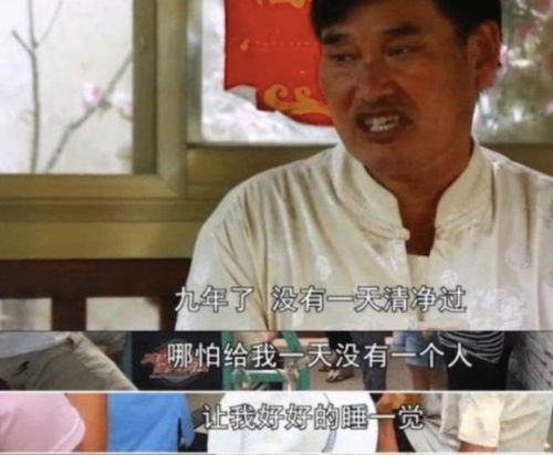 大衣哥被拍乡下买豪车,引一圈村民围观,本人表情淡定耳朵却通红