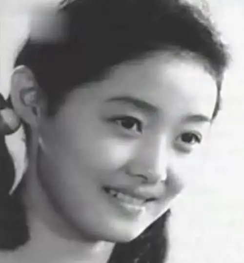 冯女郎刘蓓曾力捧吴秀波,53岁经历3婚,今继子张若昀大火