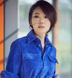 46岁的闫妮暴瘦30斤大秀马甲线,和19岁女儿美成姐妹花