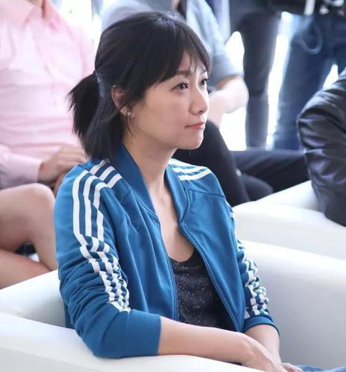 徐静蕾48岁这状态太棒了,穿运动服配吊带,年近五十却像个大学生