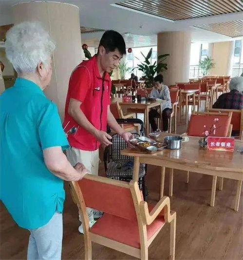 上海第一批女光棍进了养老院,如今的生活再次印证费翔所说的话