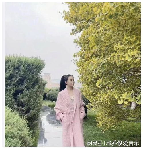 50岁王艳有多豪横穿粉色裙喝橙汁,紫禁城入画都是背景板