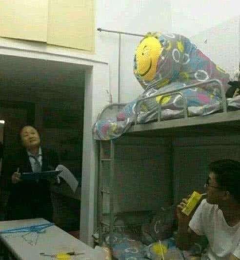妹子,别老顾着打电话了,你是不是出门时穿错衣服了,瞅你半天了