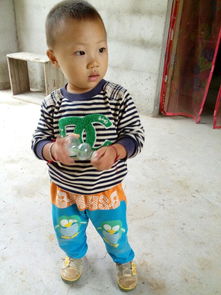 这小孩随小但是从表情看却像个大人