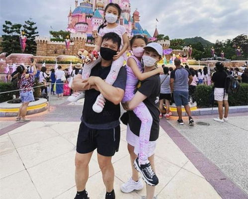 钱嘉乐一家四口出游,两个女儿长得像老爸,活泼可爱好动