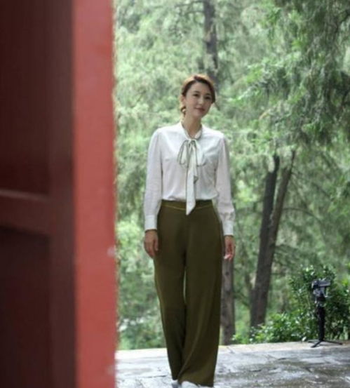张蕾穿衣太有女人味,穿紫色衬衫与长裤,丝毫看不出40多岁的年龄