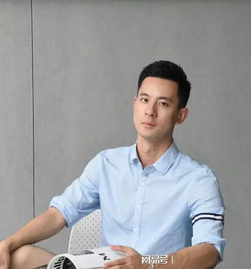 真正有格调的40岁男人,很少戴金链打耳洞,换成这些更高级体面