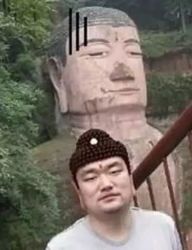 昨天有人在乐山大佛发现真人版弥勒佛太神奇了还是个外国人...
