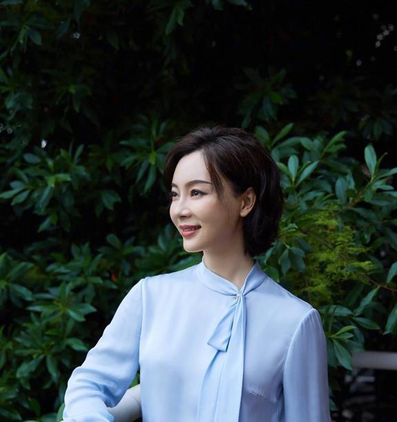 45岁的女人,不扮嫩不整容也可以很美,看走成熟风的陈数就知道