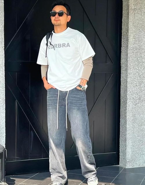 四五十岁男人,夏天穿t恤尽量别配短裤紧身裤,油腻很土气