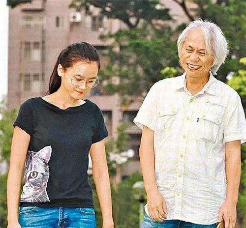 因爷孙恋走红的17岁女孩,现状如何少女已失去纯真笑容