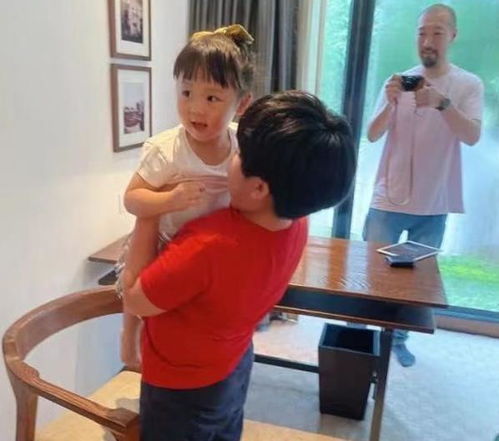 陈慧琳一家四口出席聚会,丈夫罕见露脸已秃顶,俩儿子长相像父亲