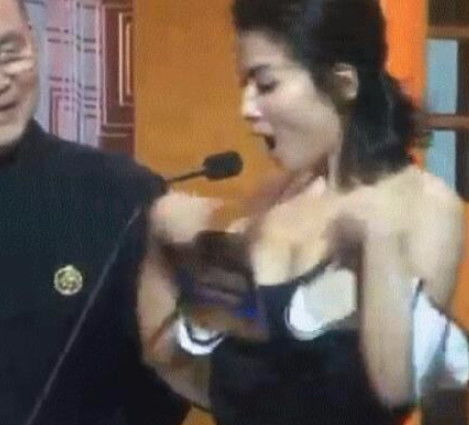刘涛台上颁奖,肩带滑落后表情反常,网友我相信不是设计好的