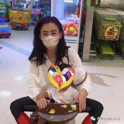 40岁谢霆锋豪宅逗猫,又被质疑不管儿子,和张柏芝总被道德绑架