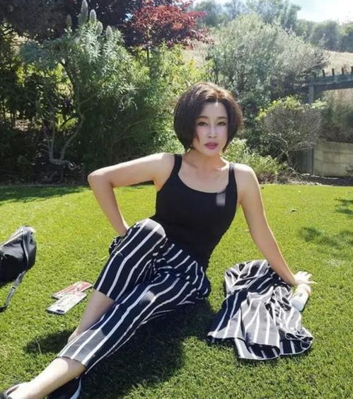 64岁刘晓庆直播,一口方言十分流利,皮肤白皙不愧是冻龄女神