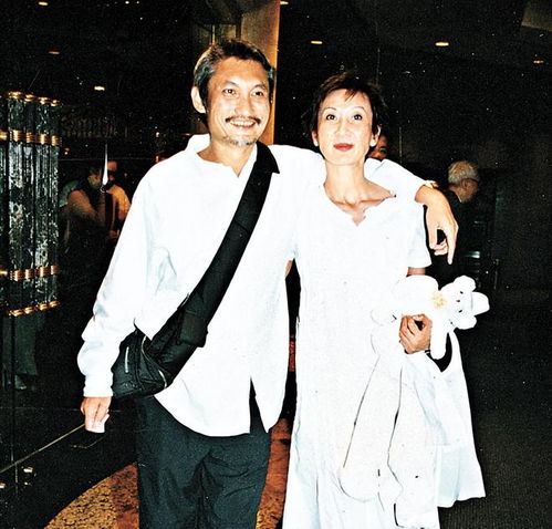 徐克情系小30岁女友仍放不下前妻73岁施南生拄拐现身他陪伴在侧