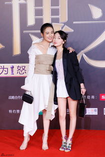 周冬雨帅气亮相微博之夜演绎小黄鸭凝视图