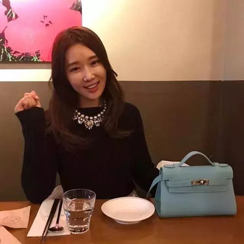 连女儿都嫉妒的50岁童颜女神,狂秀马甲线大长腿,健身女人很可怕