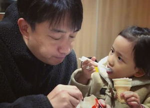 黄磊晒小女儿表情包你愁啥,孙莉搞笑回应,妹妹真是个小戏精