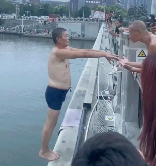 全世界最快乐的天津老头,集体跳河了