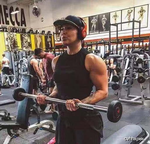 26岁瘦弱女孩健身3年增肌40斤,魁梧身材,男人都自叹不如