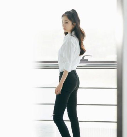 给杨紫造型师加鸡腿,黑色连衣裙打造三七分好身材,高贵名媛范