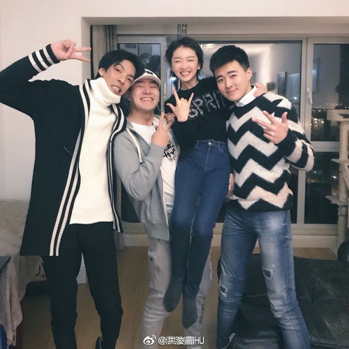 组图周冬雨参加北电同学聚会成赞助商合照笑出表情包