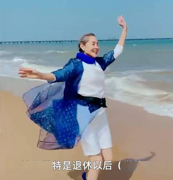 70岁武汉奶奶登台走秀9年她穿婚纱走t台,还曾参加北京时装周