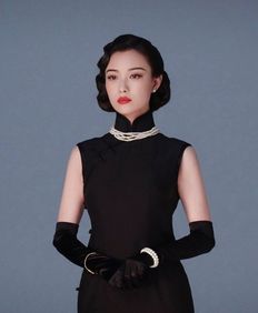 被倪妮美到了v形抹胸礼服还穿了皮束胸,31岁好身材气场真是强
