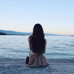 纯真少女微信背影头像总会有人为你破雾而来
