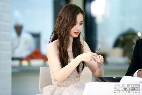 angelababy穿水钻长裙卷发披肩笑容甜