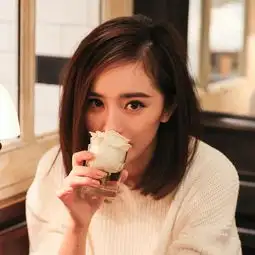 45岁老妈真时髦,换上这样的冻龄发型,一点也不像中年人